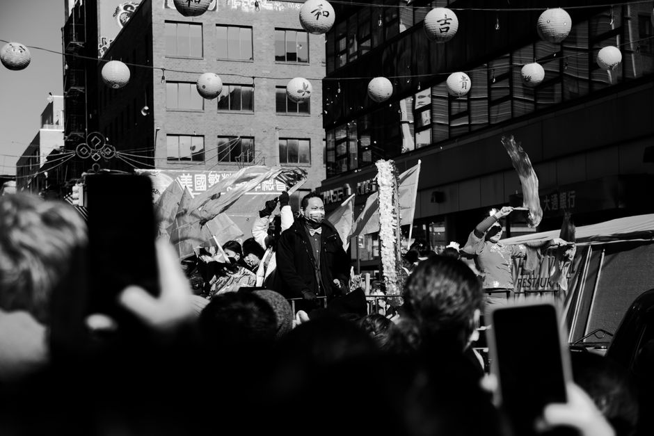 爱游戏体育_纽约尼克斯夺冠游行 球迷齐聚欢庆辉煌时刻